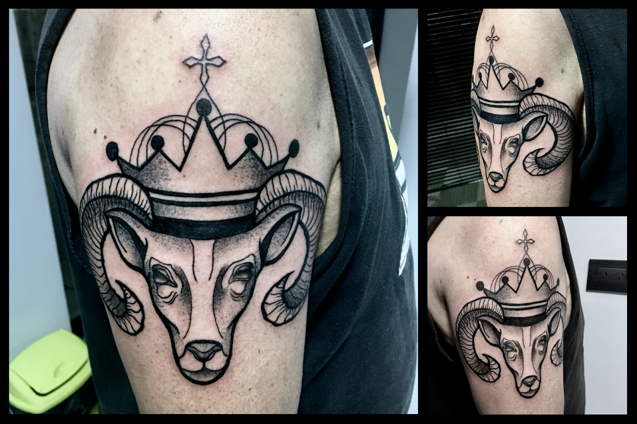 Tatuaje blackwork de carnero con corona
