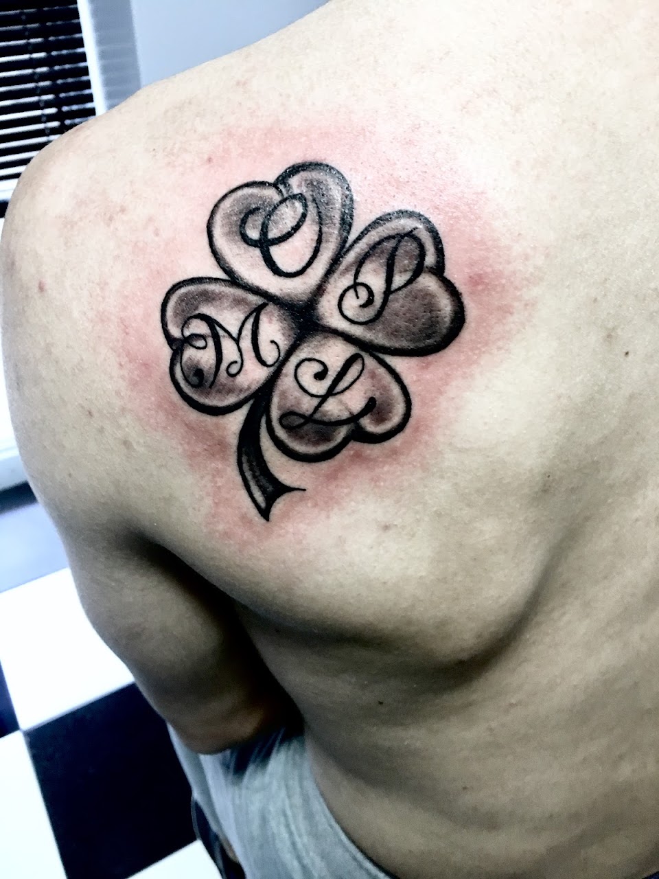 Tatuaje de trébol con iniciales