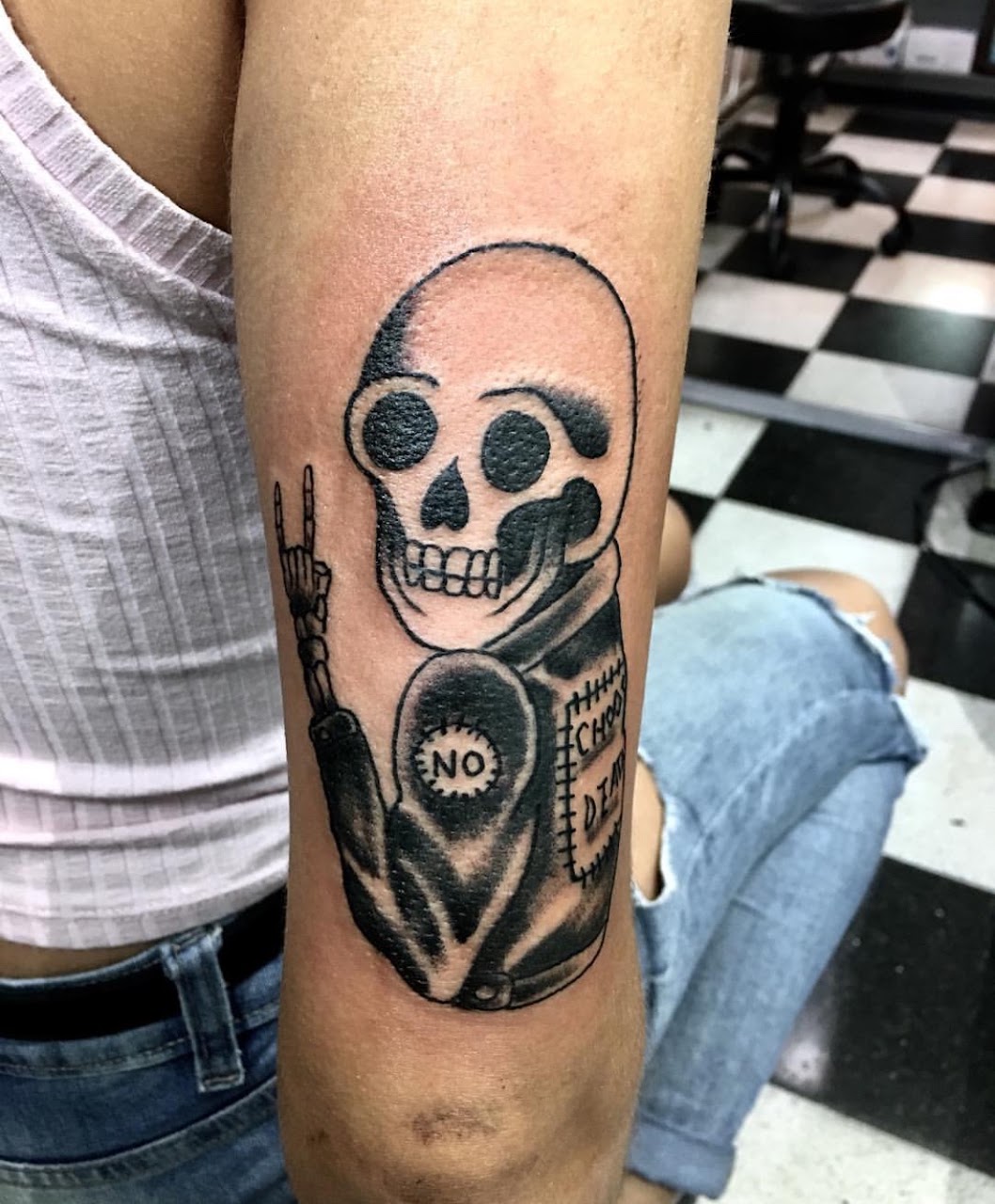 Tatuaje de calavera estilo rockero